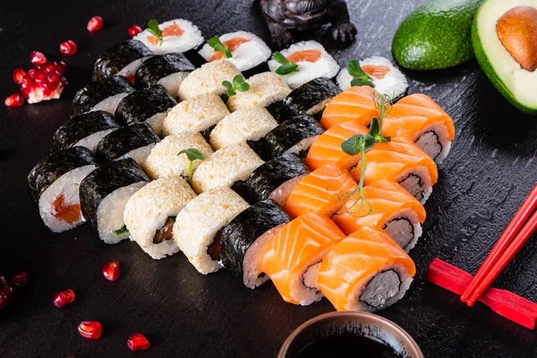 Sushi Fondo Negro Cerca —  Fotos de Stock