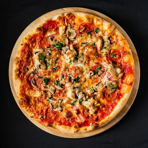 Pizza Den Svarta Bakgrunden Närbild — Stockfoto