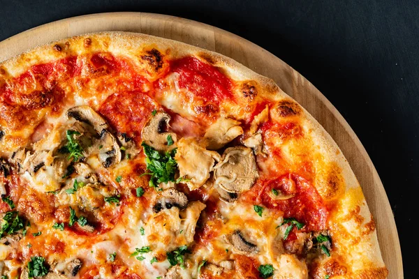 Pizza Sullo Sfondo Nero Primo Piano — Foto Stock