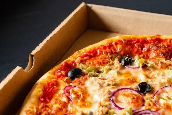 Pizza Den Svarta Bakgrunden Närbild — Stockfoto