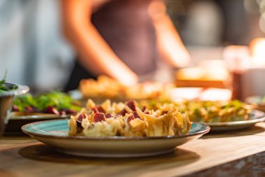 masaya yiyecek yemek, yakın çekim