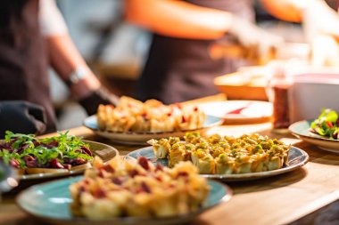 masaya yiyecek yemek, yakın çekim