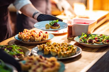 masaya yiyecek yemek, yakın çekim