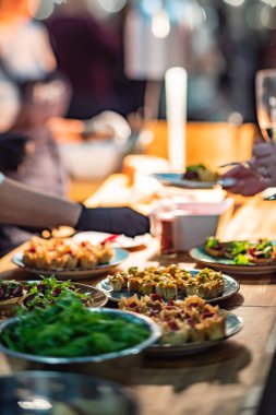 masaya yiyecek yemek, yakın çekim