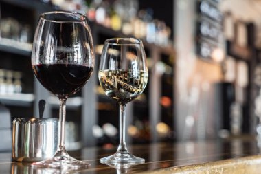kırmızı ve beyaz şarap barda, kapat