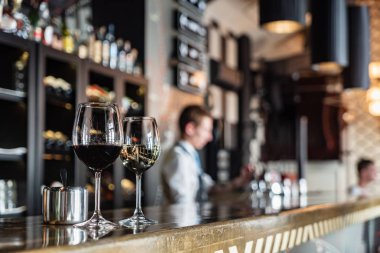 Gözlük şarap bar için