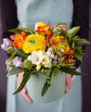 kadın elinde güzel buket 