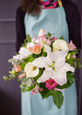 kadın elinde güzel buket 