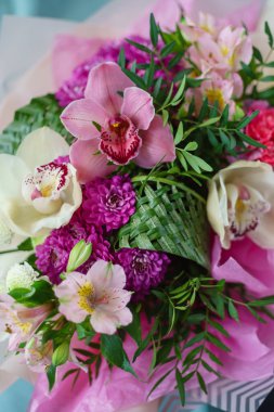 kadın elinde güzel buket 