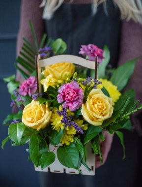 kadın elinde güzel buket 