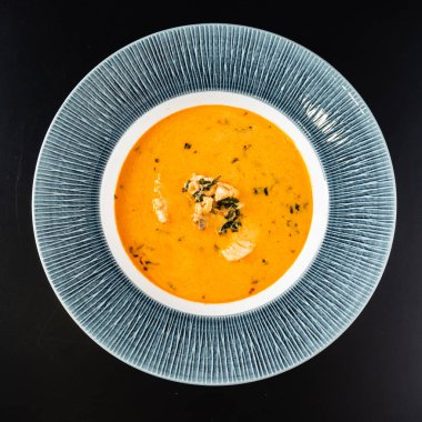 Balkabağı kremalı çorba, kapat. 