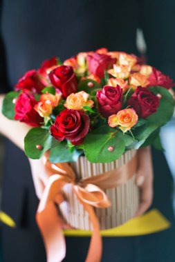 kadın elinde güzel buket 