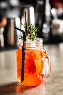 kokteyl barda, yakın çekim