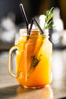 kokteyl barda, yakın çekim