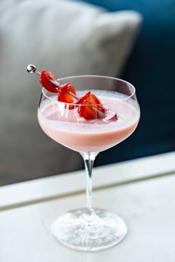 Yaz meyveleri ile yakın kokteyl kadar