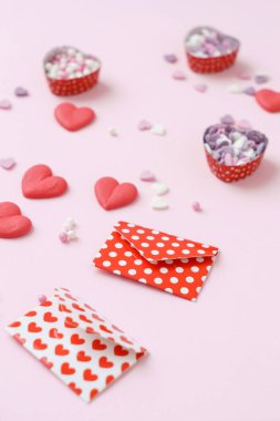 şeker kalpler ve kalpleri ile zarf