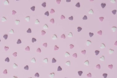 Kağıt arka plan üzerinde şeker kalpler