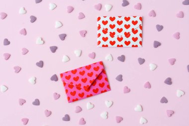 şeker kalpler ve arka plan zarf