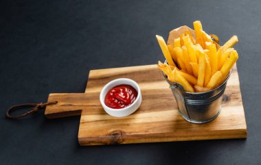 siyah arka plan üzerine patates kızartması