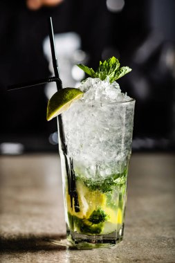 kokteyl barda, yakın çekim