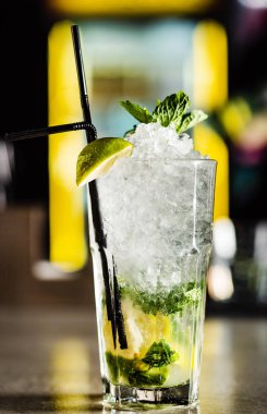 kokteyl barda, yakın çekim