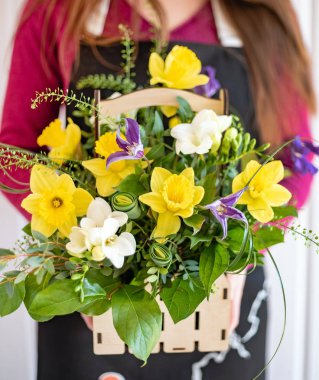 kadın elinde güzel buket 