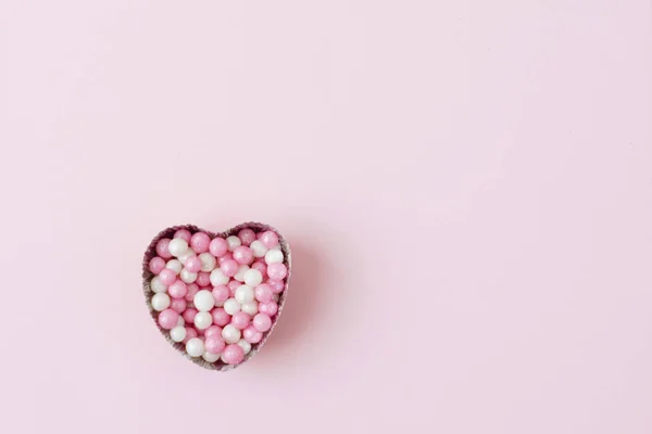ピンク色の背景の砂糖の心 — ストック写真