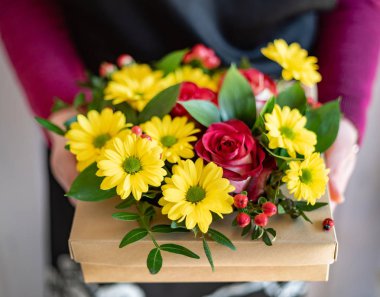 kadın elinde güzel buket 