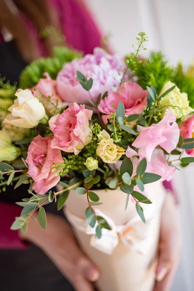 Bel Bouquet Nelle Mani Della Donna — Foto Stock