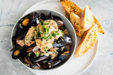 Midye otlar bir kase ile yakın çekim 