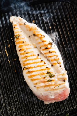 Izgara tavuk göğsü, kapat.