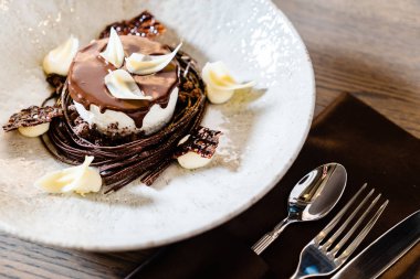 Beyaz çikolata yaprakları ile çikolata tatlı