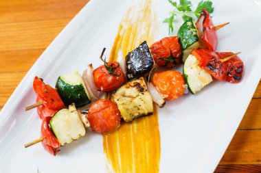 şiş, ızgara sebze yakın çekim