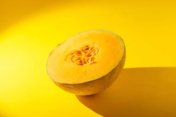 Cantaloupe Sobre Fundo Amarelo — Fotografia de Stock