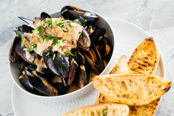 Cozze Con Erbe Una Ciotola Vicino — Foto Stock