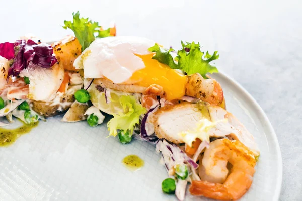 Salade Poulet Grillé Crevettes Gros Plan — Photo