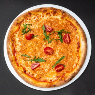 Taze İtalyan pizzası, yakın çekim.