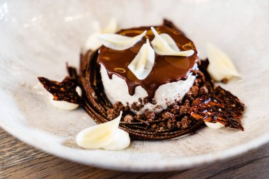 Beyaz çikolata yaprakları ile çikolata tatlı