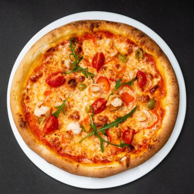 Taze İtalyan pizzası, yakın çekim.