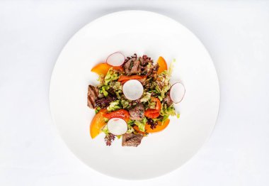 Sığır eti, turp, domates, zeytin yağı ve otlar ile taze lezzetli Trabzon hurması salata. sağlıklı gıda - görüntü