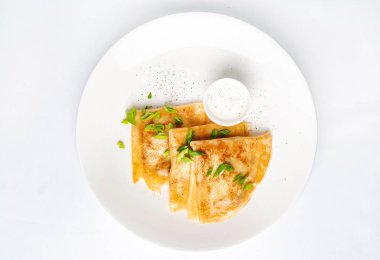 Krep Suzette ekşi krema beyaz arka plan, kopya alanı üzerinde beyaz tabakta. Kahvaltı için lezzetli ev yapımı krep. -Görüntü