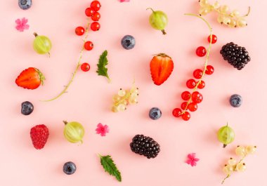 pembe arka plan üzerinde taze çilek