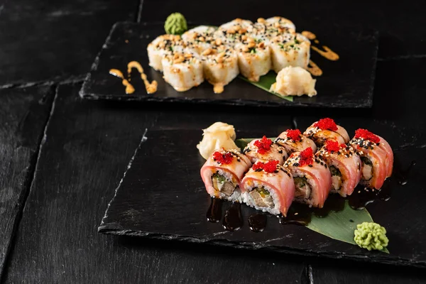 Sushi Sullo Sfondo Nero Immagine — Foto Stock