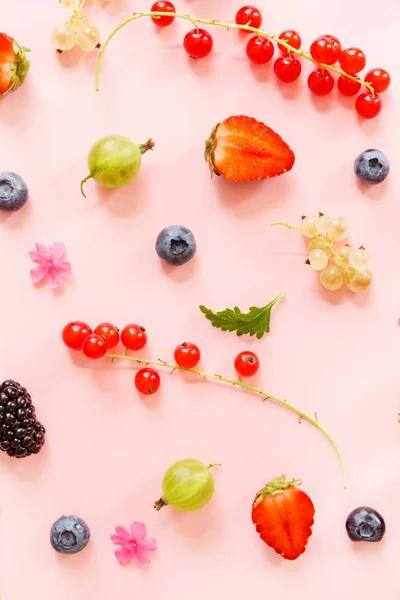 Frische Beeren Auf Dem Rosa Hintergrund — Stockfoto