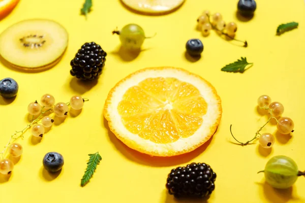 Frutas Sobre Fondo Amarillo — Foto de Stock