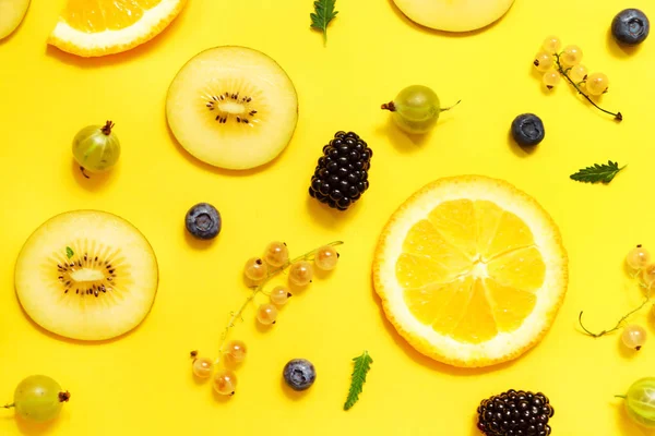 Frutas Sobre Fondo Amarillo — Foto de Stock