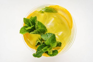 bardak limonata nane ve beyaz bir arka plan üzerinde izole meyve ile