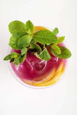 bardak limonata nane ve beyaz bir arka plan üzerinde izole meyve ile