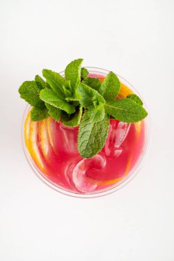 bardak limonata nane ve beyaz bir arka plan üzerinde izole meyve ile