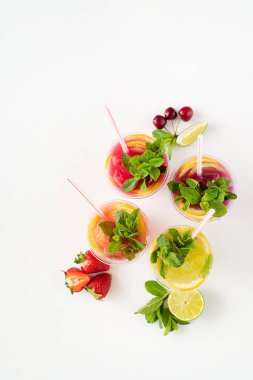 bardak limonata nane ve beyaz bir arka plan üzerinde izole meyve ile